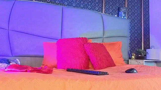 Snapshot of CandyQueenGold chatting on 6, 10, 2025 CandyQueenGold online show from 6, 10, 2025