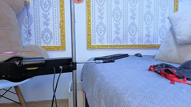 Snapshot of CandyQueenGold chatting on 28, 10, 2025 CandyQueenGold online show from 28, 10, 2025