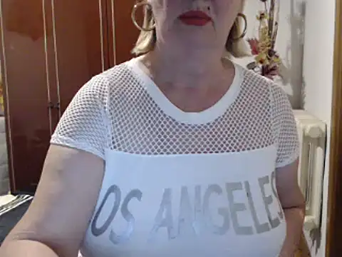 Snapshot of Secretfox chatting on 2, 10, 2025 Secretfox online show from 2, 10, 2025