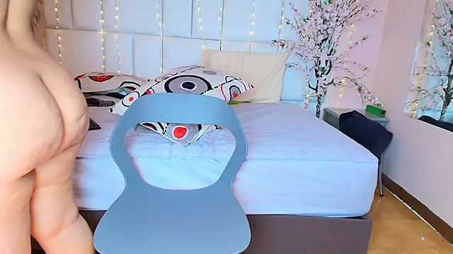 Snapshot of kiana_cream chatting on 2, 2, 2025 kiana cream online show from 2, 2, 2025