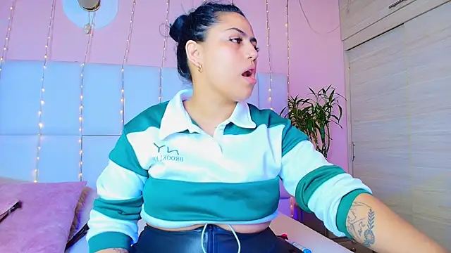 Snapshot of kiana_cream chatting on 14, 2, 2025 kiana cream online show from 14, 2, 2025
