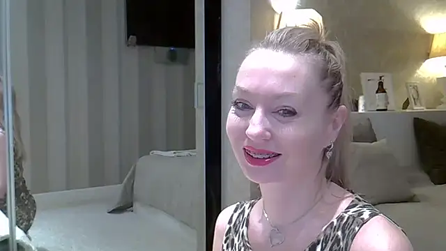 Snapshot of ZarinaSwift chatting on 9, 1, 2025 ZarinaSwift online show from 9, 1, 2025