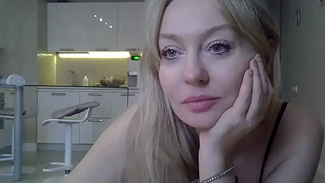 Snapshot of ZarinaSwift chatting on 14, 1, 2025 ZarinaSwift online show from 14, 1, 2025