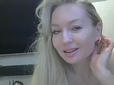 Snapshot of ZarinaSwift chatting on 1, 2, 2025 ZarinaSwift online show from 1, 2, 2025