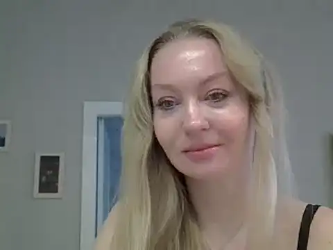 Snapshot of ZarinaSwift chatting on 4, 2, 2025 ZarinaSwift online show from 4, 2, 2025