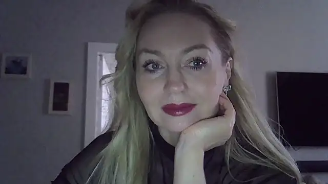 Snapshot of ZarinaSwift chatting on 8, 10, 2025 ZarinaSwift online show from 8, 10, 2025