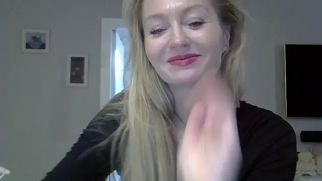 Snapshot of ZarinaSwift chatting on 18, 10, 2025 ZarinaSwift online show from 18, 10, 2025