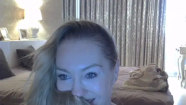 Snapshot of ZarinaSwift chatting on 19, 10, 2025 ZarinaSwift online show from 19, 10, 2025