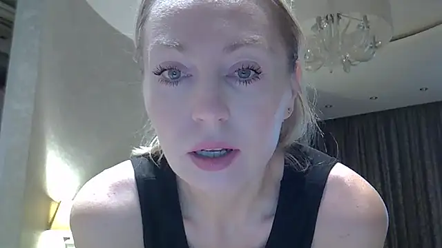 Snapshot of ZarinaSwift chatting on 21, 10, 2025 ZarinaSwift online show from 21, 10, 2025