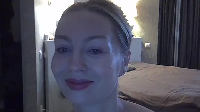 Snapshot of ZarinaSwift chatting on 22, 10, 2025 ZarinaSwift online show from 22, 10, 2025