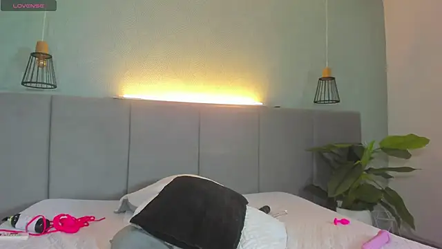 LiaVelez online show from 19, 2, 2025