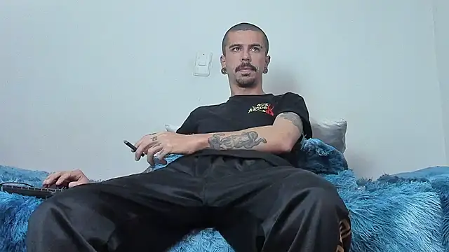 Snapshot of Aaron_BigDickxxx chatting on 21, 10, 2025 Aaron BigDickxxx online show from 21, 10, 2025