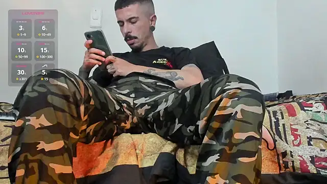 Snapshot of Aaron_BigDickxxx chatting on 5, 12, 2025 Aaron BigDickxxx online show from 5, 12, 2025