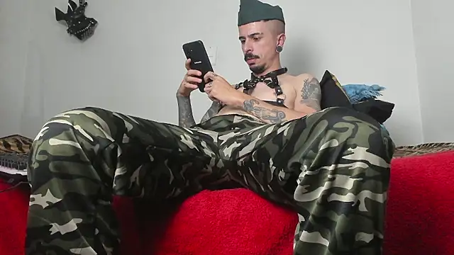 Snapshot of Aaron_BigDickxxx chatting on 11, 1, 2026 Aaron BigDickxxx online show from 11, 1, 2026