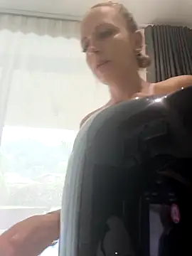 Snapshot of emma4xxx chatting on 11, 4, 2026 emma4xxx online show from 11, 4, 2026