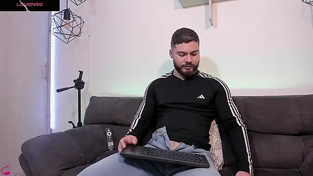Snapshot of SebastianVilla_ chatting on 13, 3, 2025 SebastianVilla online show from 13, 3, 2025