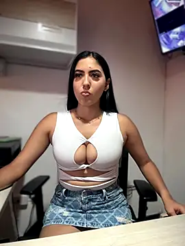 MarianaBenz online show from 5, 10, 2025