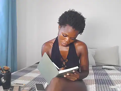 Snapshot of petiteebony_81 chatting on 27, 10, 2025 petiteebony 81 online show from 27, 10, 2025