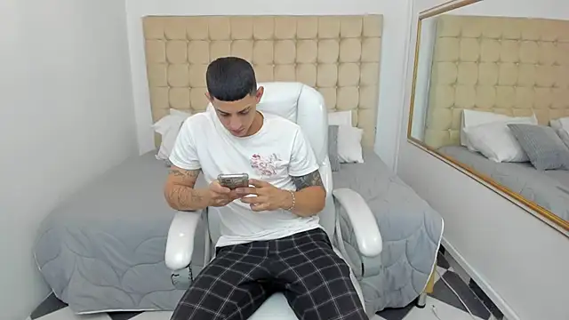 Snapshot of Alex_cute77 chatting on 15, 12, 2025 Alex cute77 online show from 15, 12, 2025