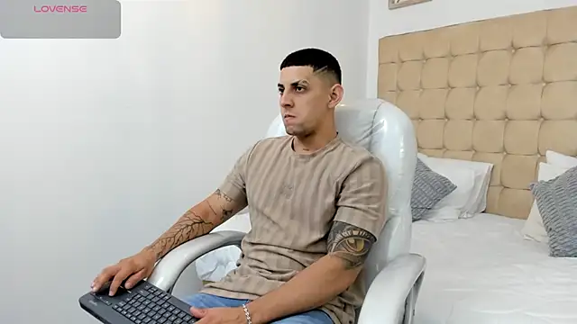 Snapshot of Alex_cute77 chatting on 6, 1, 2026 Alex cute77 online show from 6, 1, 2026