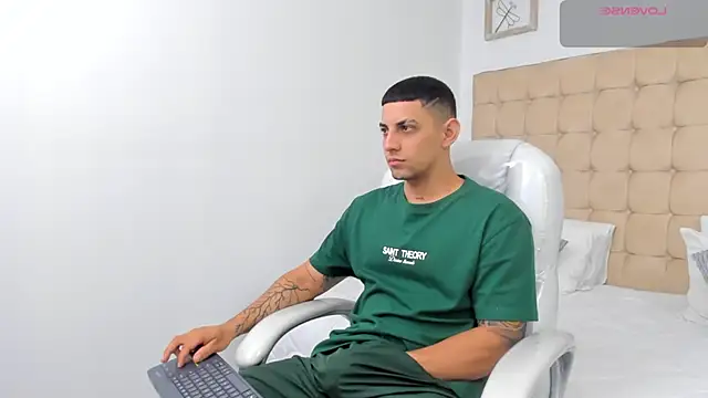 Snapshot of Alex_cute77 chatting on 8, 1, 2026 Alex cute77 online show from 8, 1, 2026