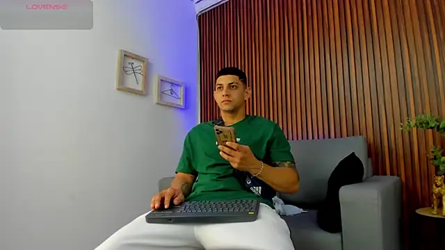 Snapshot of Alex_cute77 chatting on 25, 3, 2026 Alex cute77 online show from 25, 3, 2026