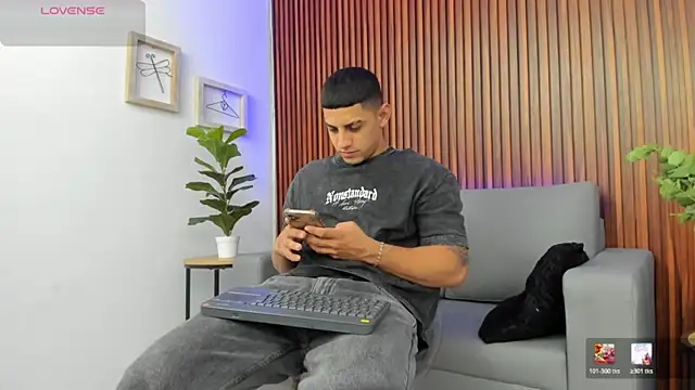 Snapshot of Alex_cute77 chatting on 6, 4, 2026 Alex cute77 online show from 6, 4, 2026