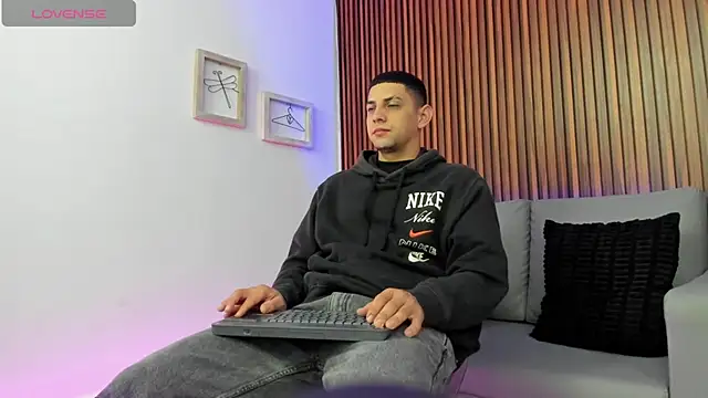 Snapshot of Alex_cute77 chatting on 8, 4, 2026 Alex cute77 online show from 8, 4, 2026