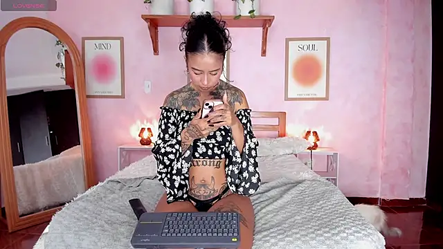 Snapshot of AliceBanks chatting on 14, 10, 2025 AliceBanks online show from 14, 10, 2025