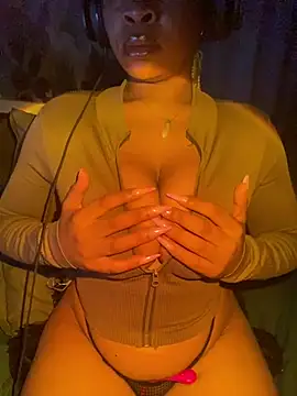 Snapshot of YellowHoneyDip chatting on 8, 12, 2024 YellowHoneyDip online show from 8, 12, 2024