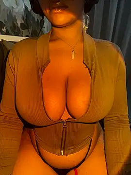 Snapshot of YellowHoneyDip chatting on 8, 12, 2024 YellowHoneyDip online show from 8, 12, 2024
