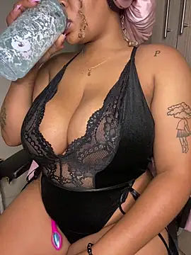 Snapshot of YellowHoneyDip chatting on 25, 11, 2025 YellowHoneyDip online show from 25, 11, 2025