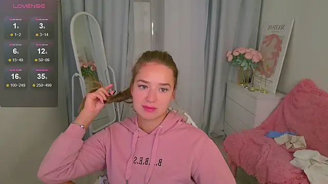 Snapshot of LovelyJessie chatting on 8, 10, 2025 LovelyJessie online show from 8, 10, 2025