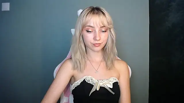 LuciaYoung online show from 6, 7, 2026