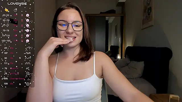 Snapshot of ThreeshaWhite chatting on 13, 11, 2025 ThreeshaWhite online show from 13, 11, 2025