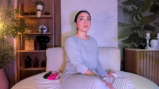 LIAH IZUMI online show from 8, 5, 2026