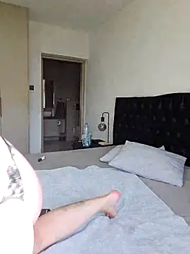 Laurahorney xo online show from 8, 3, 2025