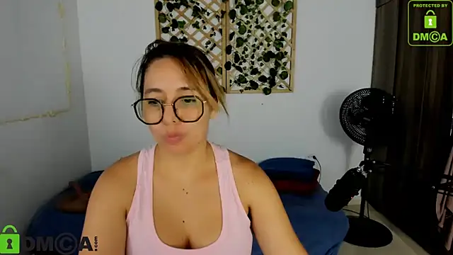 Snapshot of isa_loves_cum chatting on 9, 9, 2025 isa loves cum online show from 9, 9, 2025