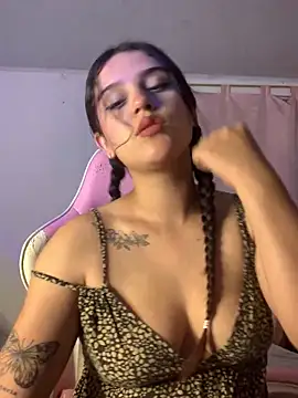Snapshot of violet-333 chatting on 3, 12, 2024 violet-333 online show from 3, 12, 2024