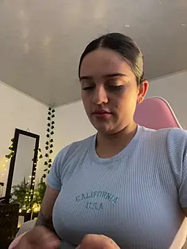 Snapshot of violet-333 chatting on 3, 3, 2025 violet-333 online show from 3, 3, 2025