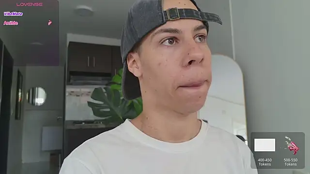 Snapshot of grey___27 chatting on 2, 10, 2025 grey 27 online show from 2, 10, 2025