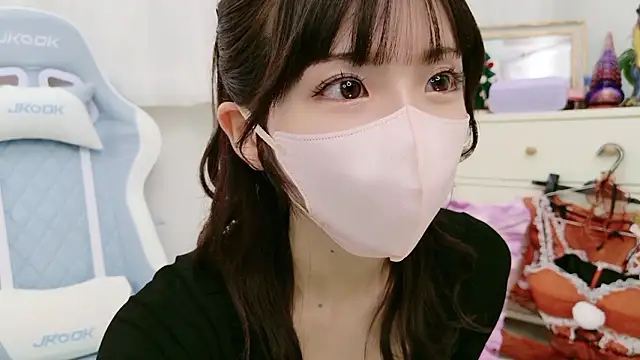 Snapshot of -minami- chatting on 23, 11, 2025 -minami- online show from 23, 11, 2025