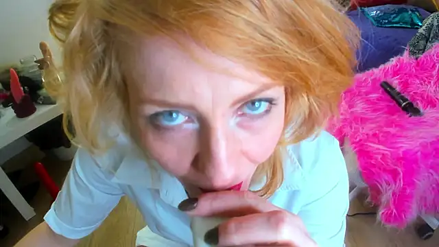 Snapshot of SquirtyAlisa chatting on 17, 10, 2025 SquirtyAlisa online show from 17, 10, 2025