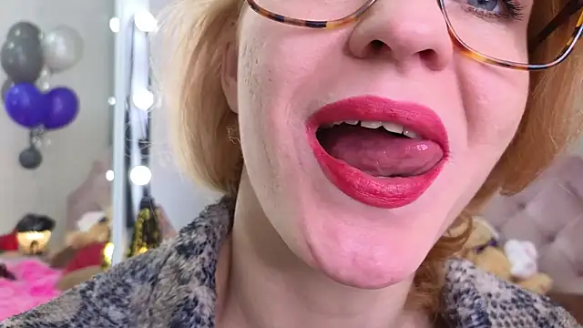 Snapshot of SquirtyAlisa chatting on 28, 10, 2025 SquirtyAlisa online show from 28, 10, 2025