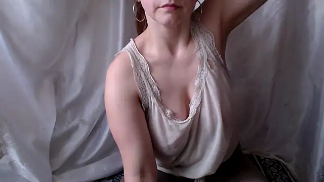 Burberrry  online show from 5, 2, 2025