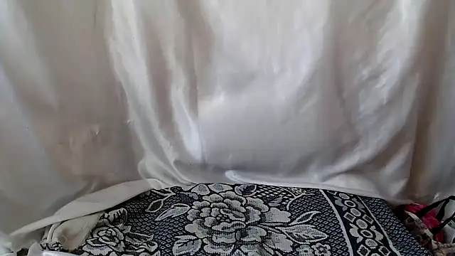 Burberrry  online show from 8, 2, 2025