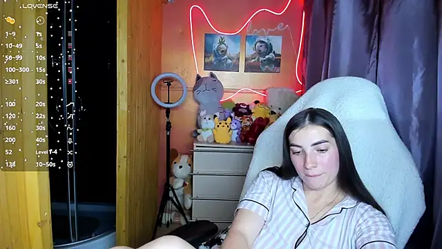 Fiery Brunette  online show from 18, 9, 2025