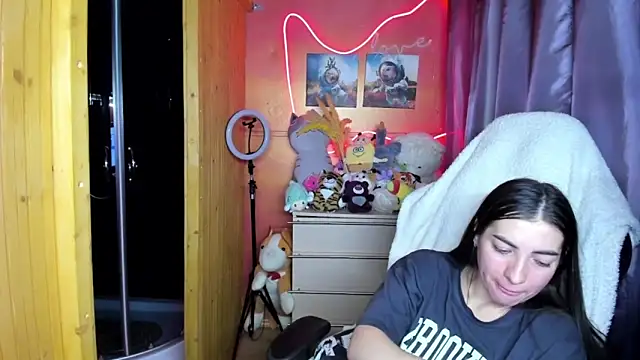 Fiery Brunette  online show from 27, 3, 2026