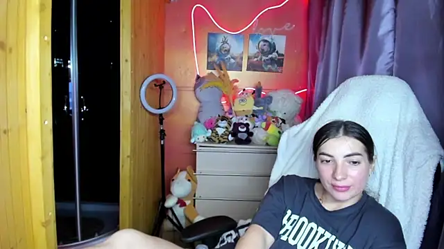 Fiery Brunette  online show from 18, 6, 2026