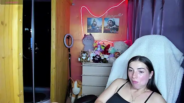 Fiery Brunette  online show from 20, 7, 2026